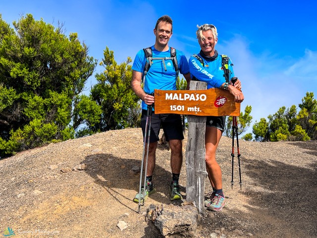 Mauk en Jeanne op de top Malpaso op El Hierro